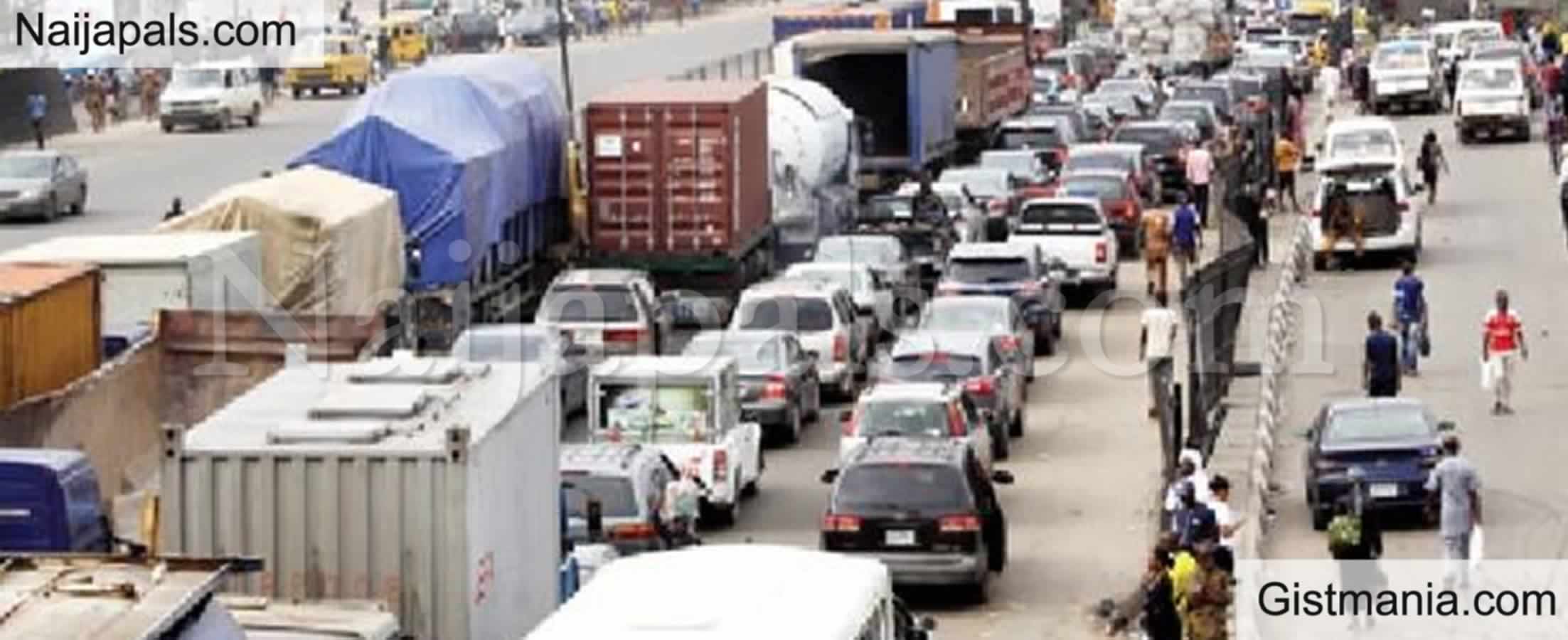 <img alt='.' class='lazyload' data-src='https://img.gistmania.com/emot/news.gif' /> <b>Panic As Gunmen Go Wild Again, Rob Motorists On Lagos-Ibadan Expressway</b>
