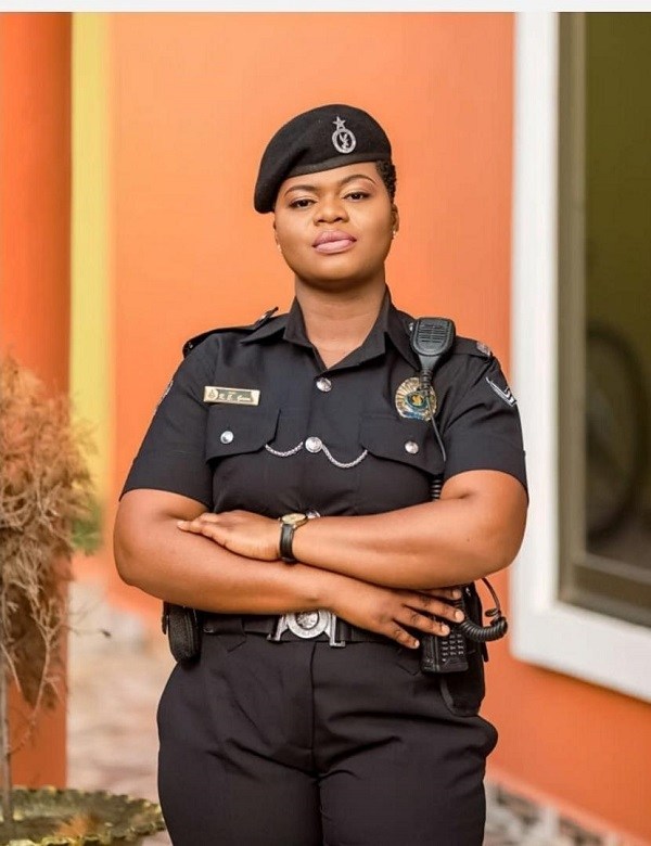 Photos Of This Beautiful Female Ghanaian Police Officer Goes Viral On Internet %Post Title