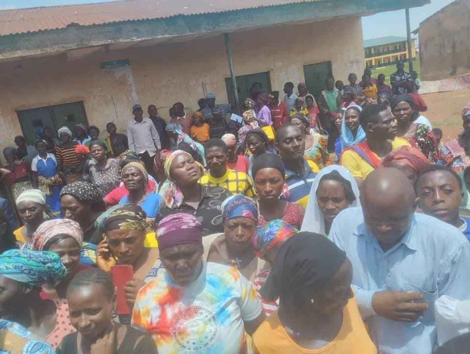 PHOTOS: Mammoth Crowd As Peter Obi Celebrates His 62nd Birthday In IDP ...