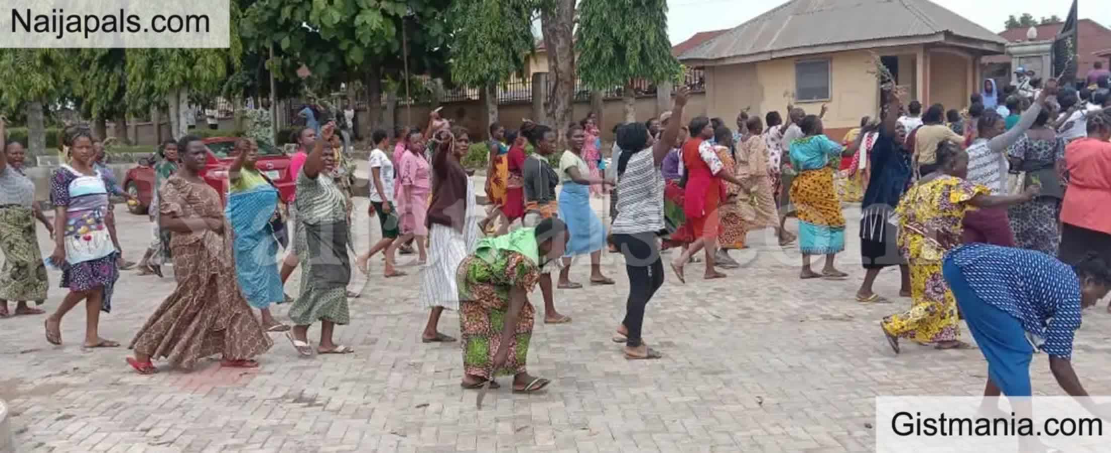 <img alt='.' class='lazyload' data-src='https://img.gistmania.com/emot/comment.gif' /> <b>Women Stage Protest Over Continued Detention Of Doctor 9 Weeks After Abduction In Abia</b>